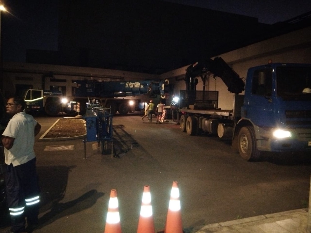 JSTL truck-mounted crane