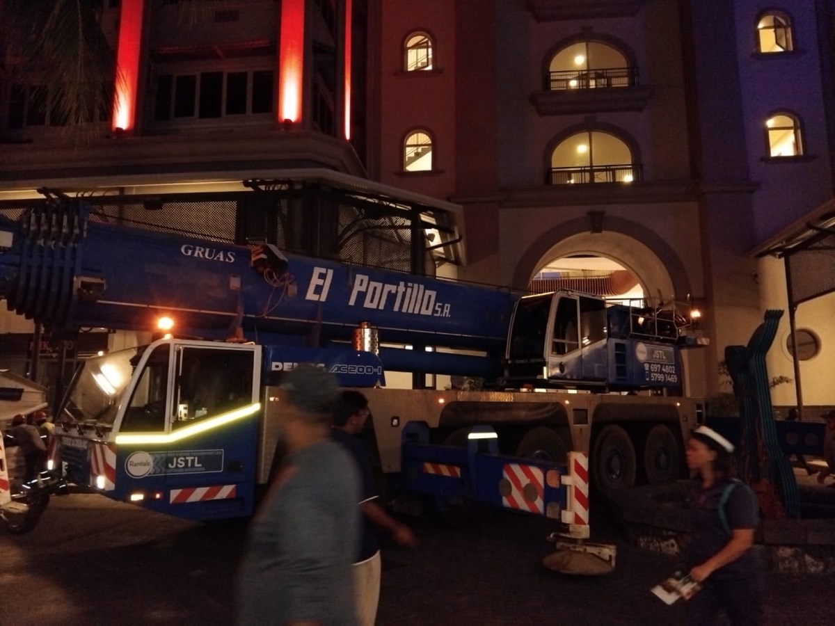JSTL crane working at night