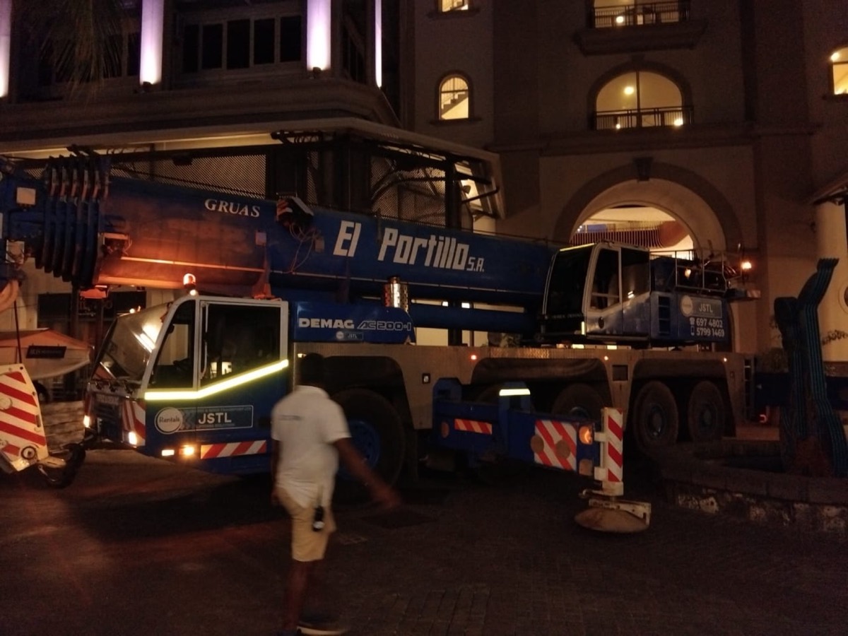 Crane work at the RIU Hotel