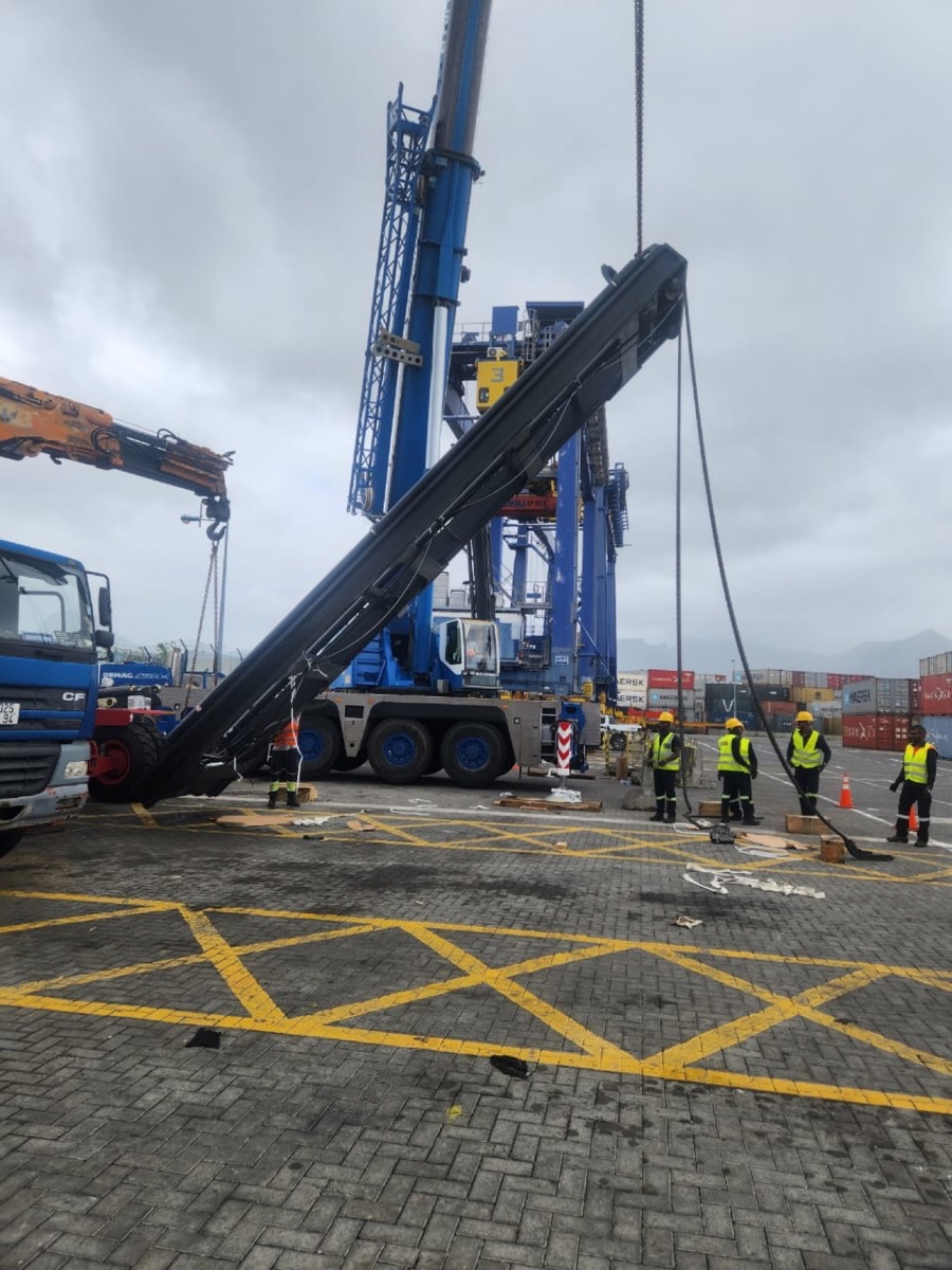 JSTL crane lifting at the port
