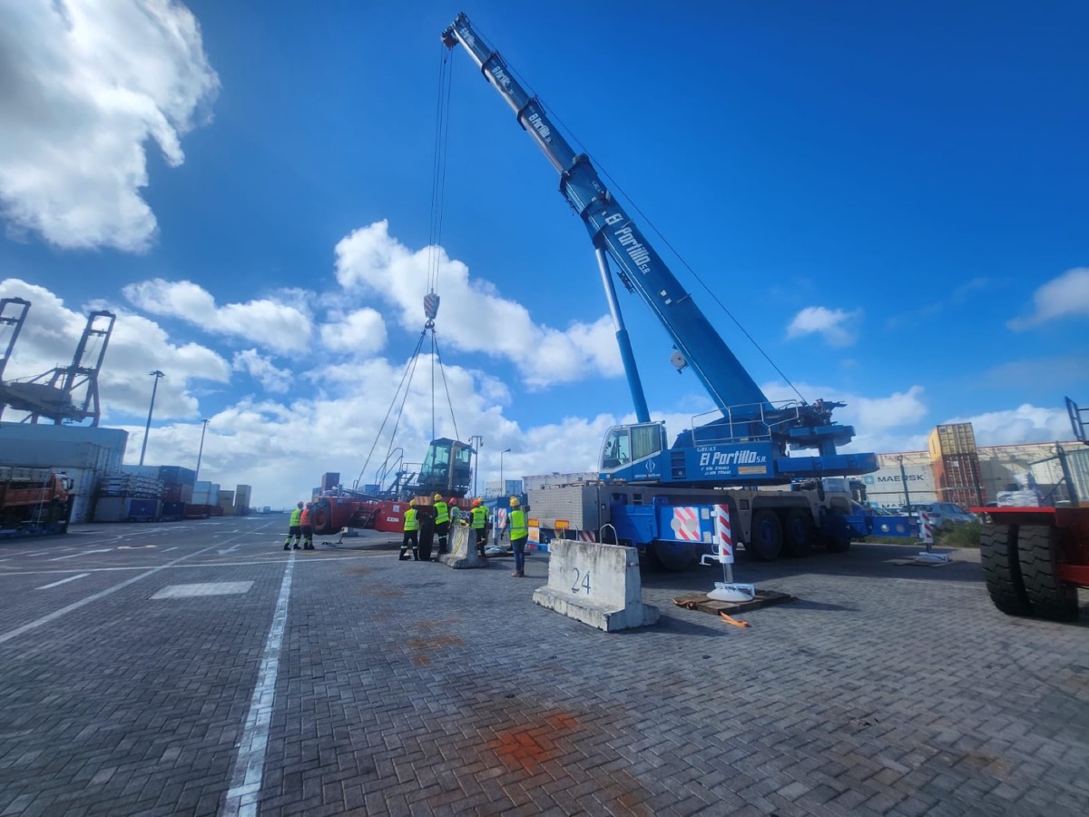 Heavy lift at the port