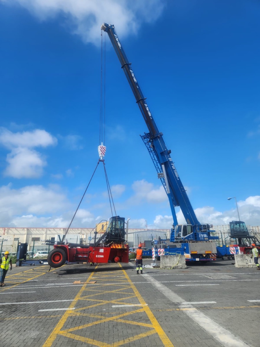 JSTL crane and reach stacker at port