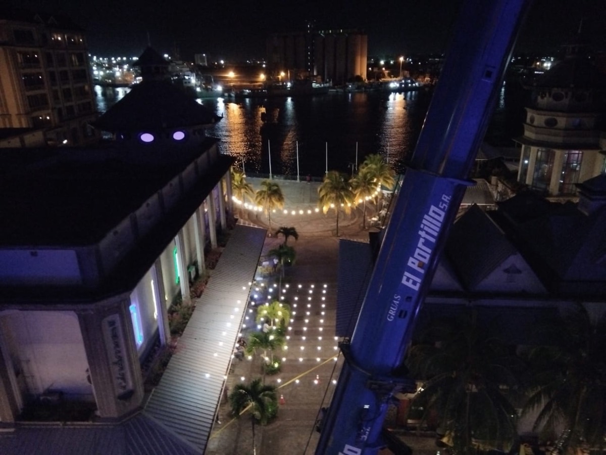Crane work at Caudan Waterfront
