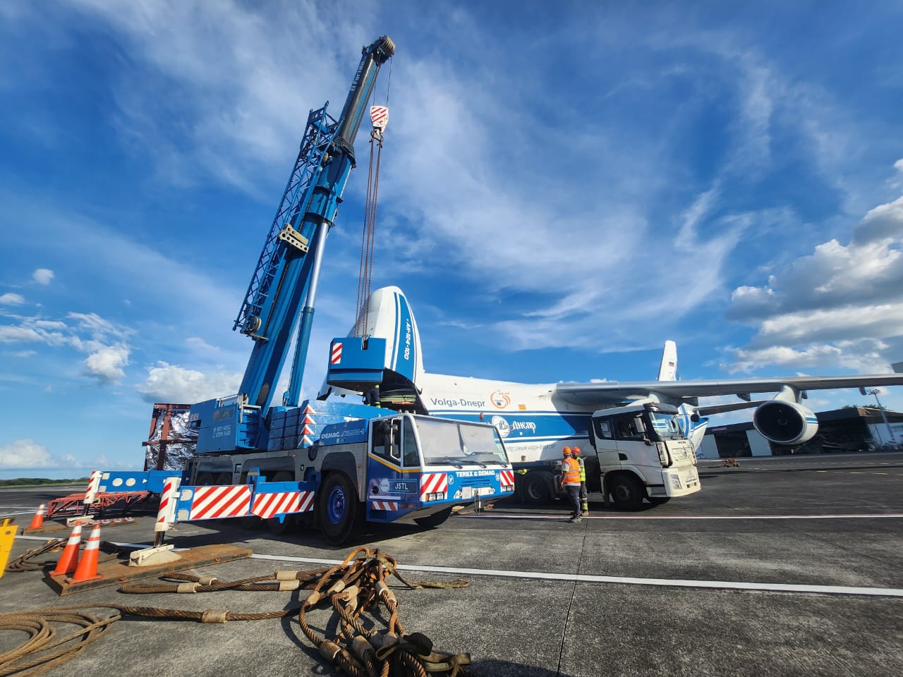 JSTL Demag crane beside a Volga-Dnepr An-124