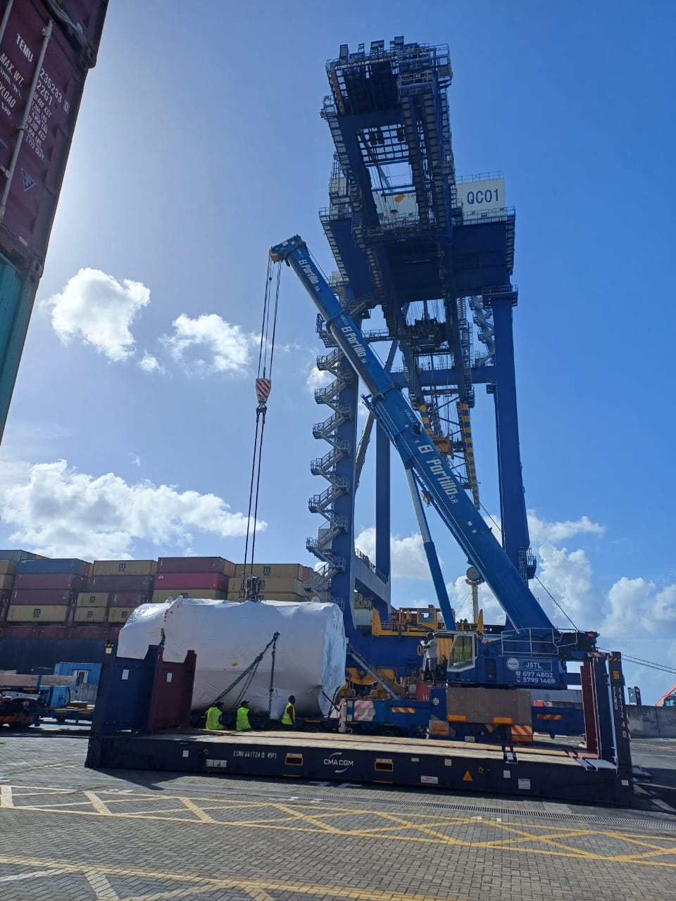 JSTL crane beside a port quay crane
