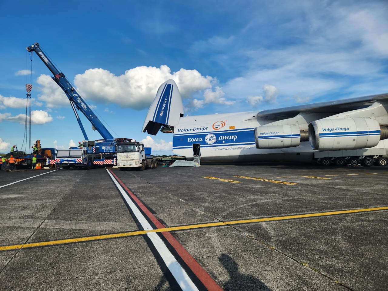 Full side view of an An-124 with a JSTL crane
