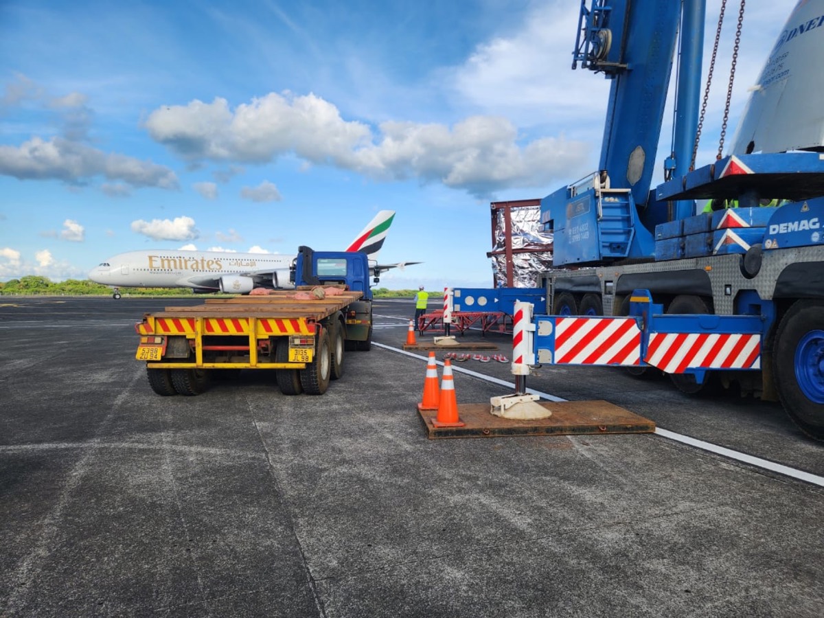 JSTL crane on the airport apron