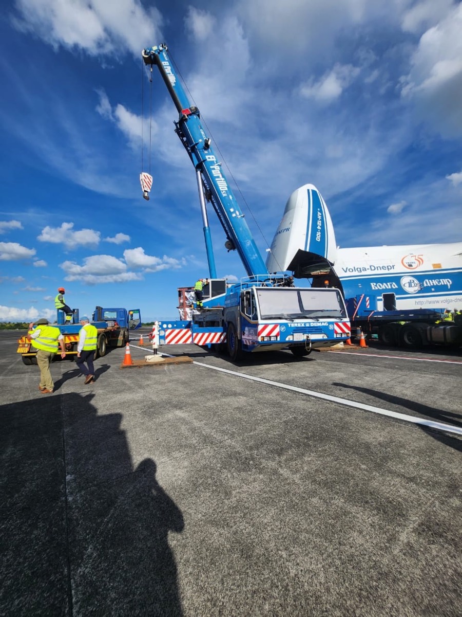 JSTL crane and trailer at the aircraft