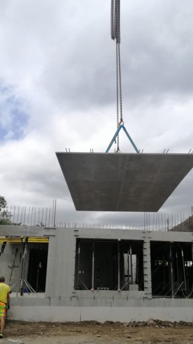 JSTL crane lifting on site