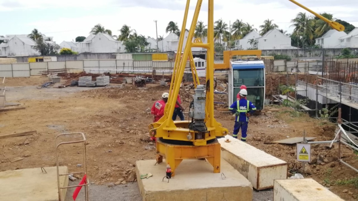 JSTL crane with spreader beam